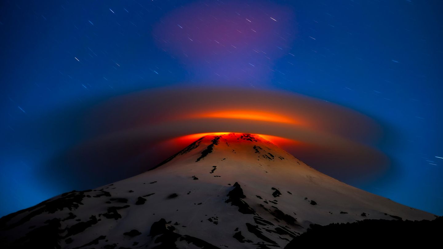 Eine perfekte Wolke über einem Vulkan