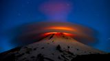 Eine perfekte Wolke über einem Vulkan