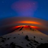 Eine perfekte Wolke über einem Vulkan