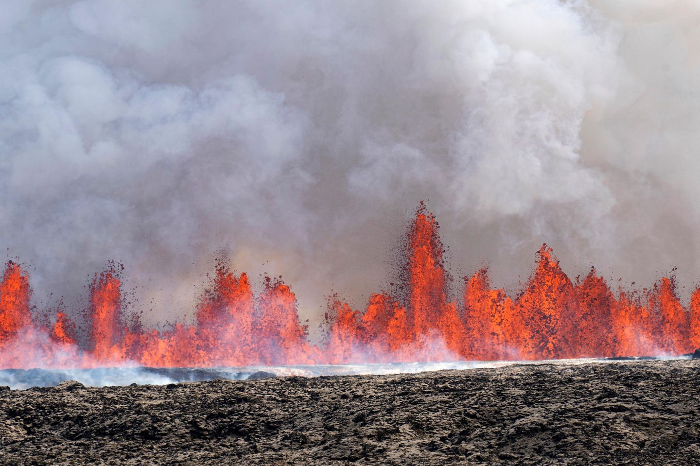Meterhohe Lavafontänen Lavafontänen auf Island