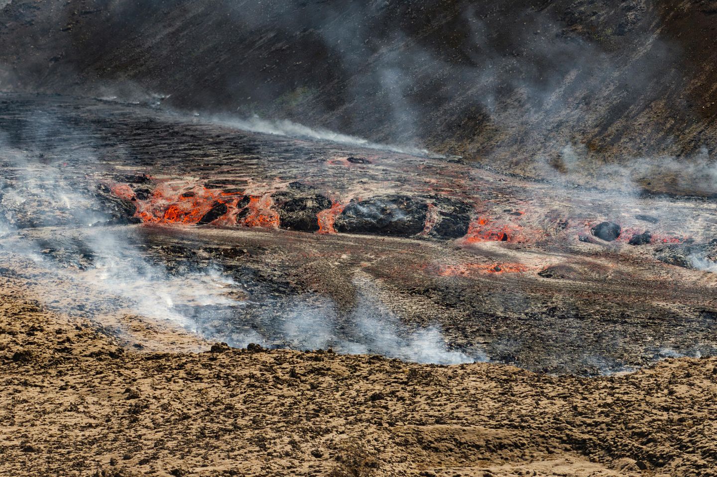 Deiche sollen Lavaströme umlenken Vulkanausbruch auf Island im Mai und Juni 2024