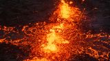 Lava sprudelt auf Island aus der Erde