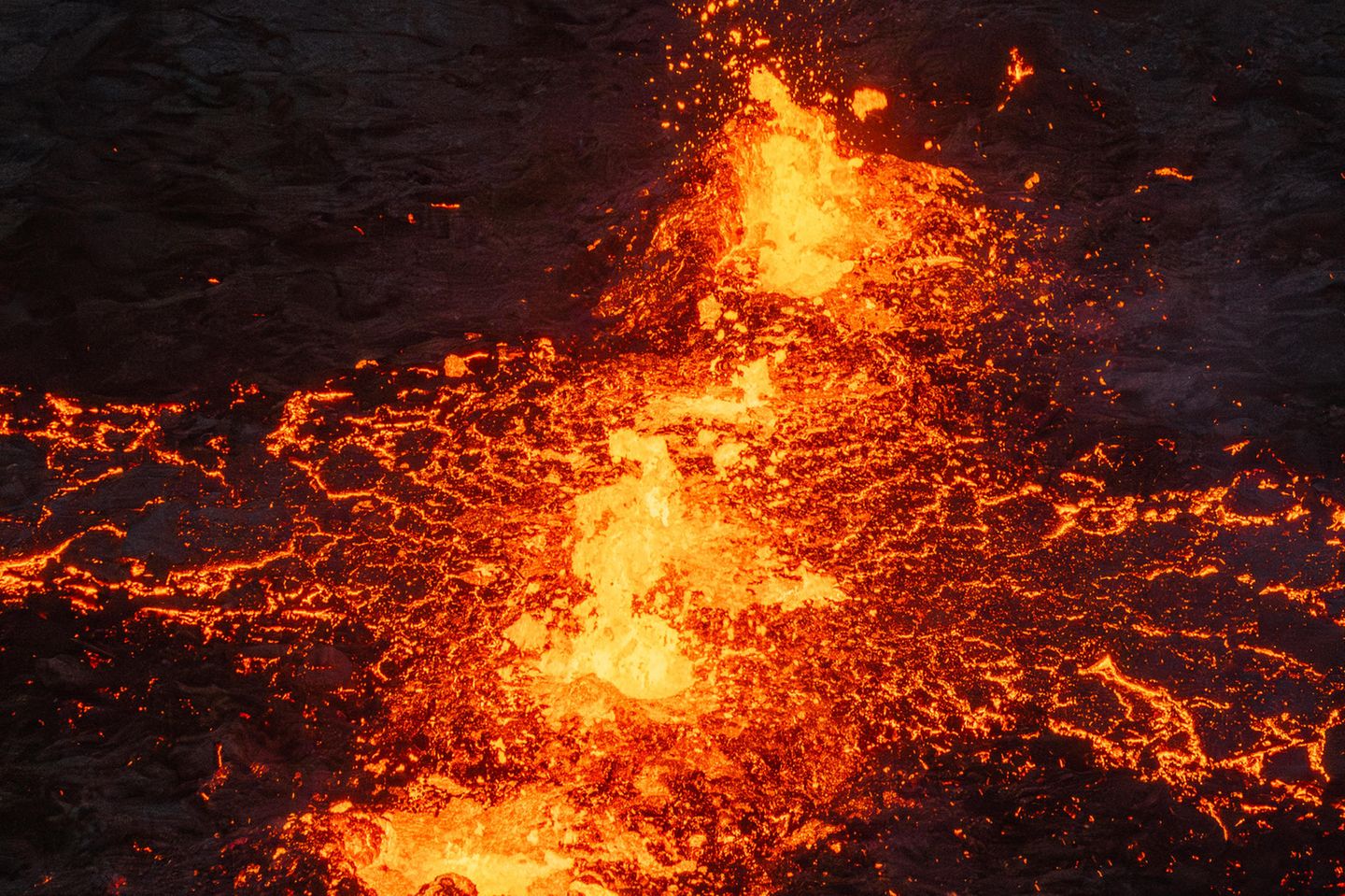 Schaulustige unterschätzen das Risiko Lava sprudelt auf Island aus der Erde