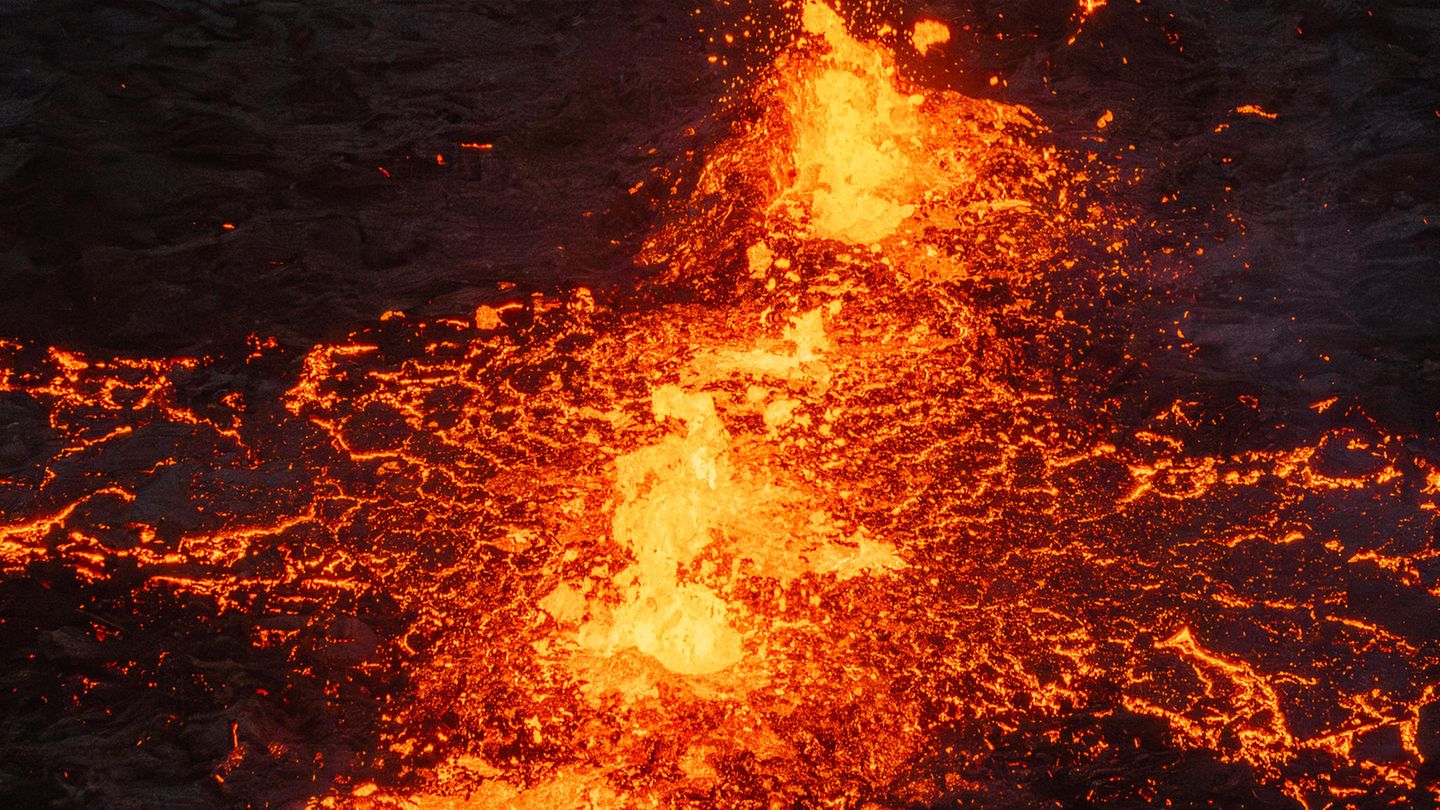Schaulustige unterschätzen das Risiko Lava sprudelt auf Island aus der Erde