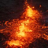 Lava sprudelt auf Island aus der Erde