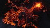 Lava auf Island sprudelt meterhoch