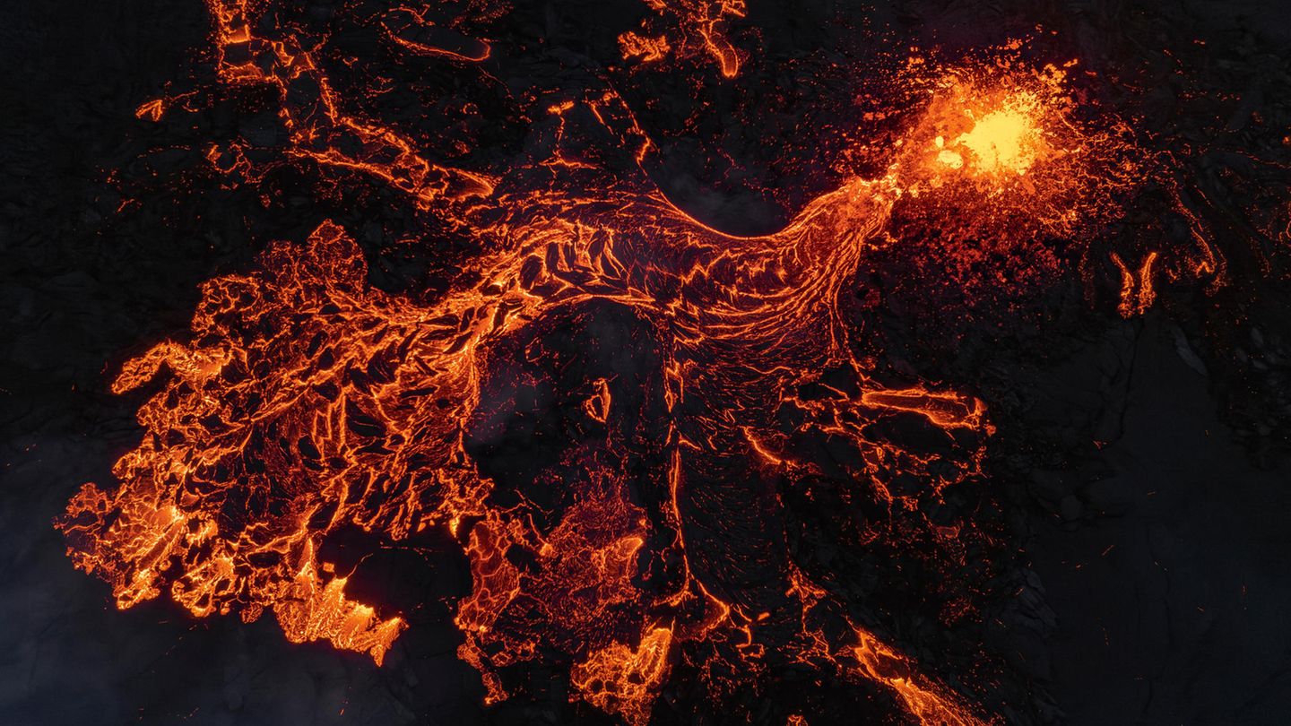 Lava auf Island sprudelt meterhoch