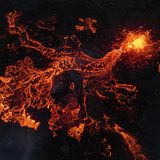 Lava auf Island sprudelt meterhoch