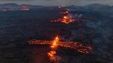 Lava bricht auf Island aus der Erde