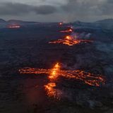 Lava bricht auf Island aus der Erde