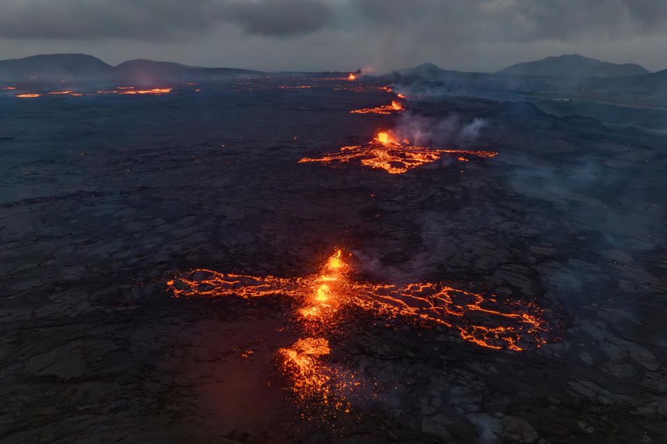 Lava bricht auf Island aus der Erde