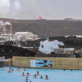 Blaue Lagune auf Island mit Vulkanausbruch im Hintergrund