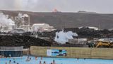 Blaue Lagune auf Island mit Vulkanausbruch im Hintergrund