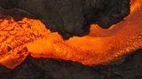 Lava fließt aus einem Vulkan in Grindavik