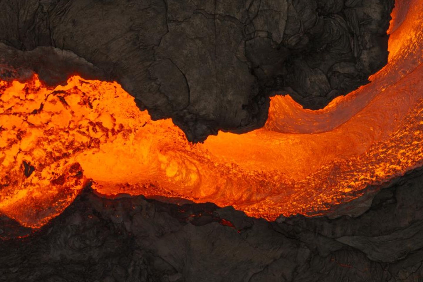 Lava fließt aus einem Vulkan in Grindavik
