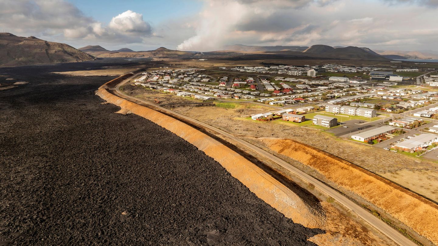 Erkaltende Lavafelder auf Island