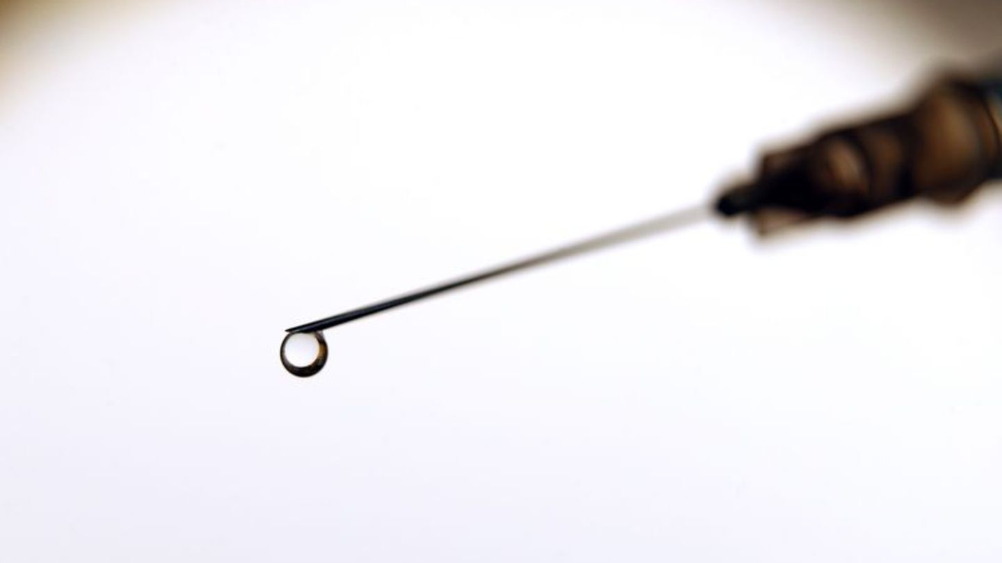 Da die Zeitspanne zwischen Ansteckung und ersten Symptomen bei Hepatitis-A mit zwei bis sechs Wochen relativ lang ist, lohnt sic