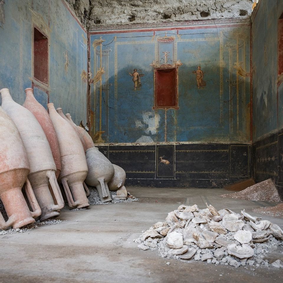 Blauer Raum in Pompeji mit Amphoren