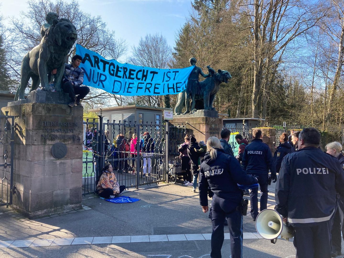 Aktivisten halten ein Banner mit der Aufschrift "Artgerecht ist nur die Freiheit" hoch