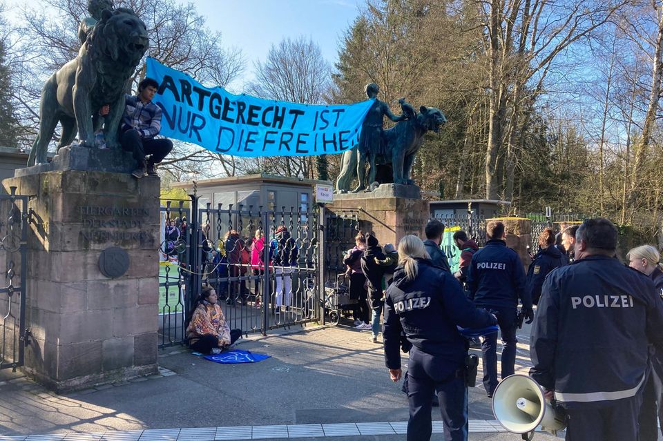 Aktivisten halten ein Banner mit der Aufschrift "Artgerecht ist nur die Freiheit" hoch