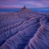 Schon drei Mal hat Xiaoying Shi den Gipfel Factory Butte in Utah besucht. In dem schwachen, warmen Licht kommen dessen einzigartige geologische Formationen besonders gut zur Geltung. 