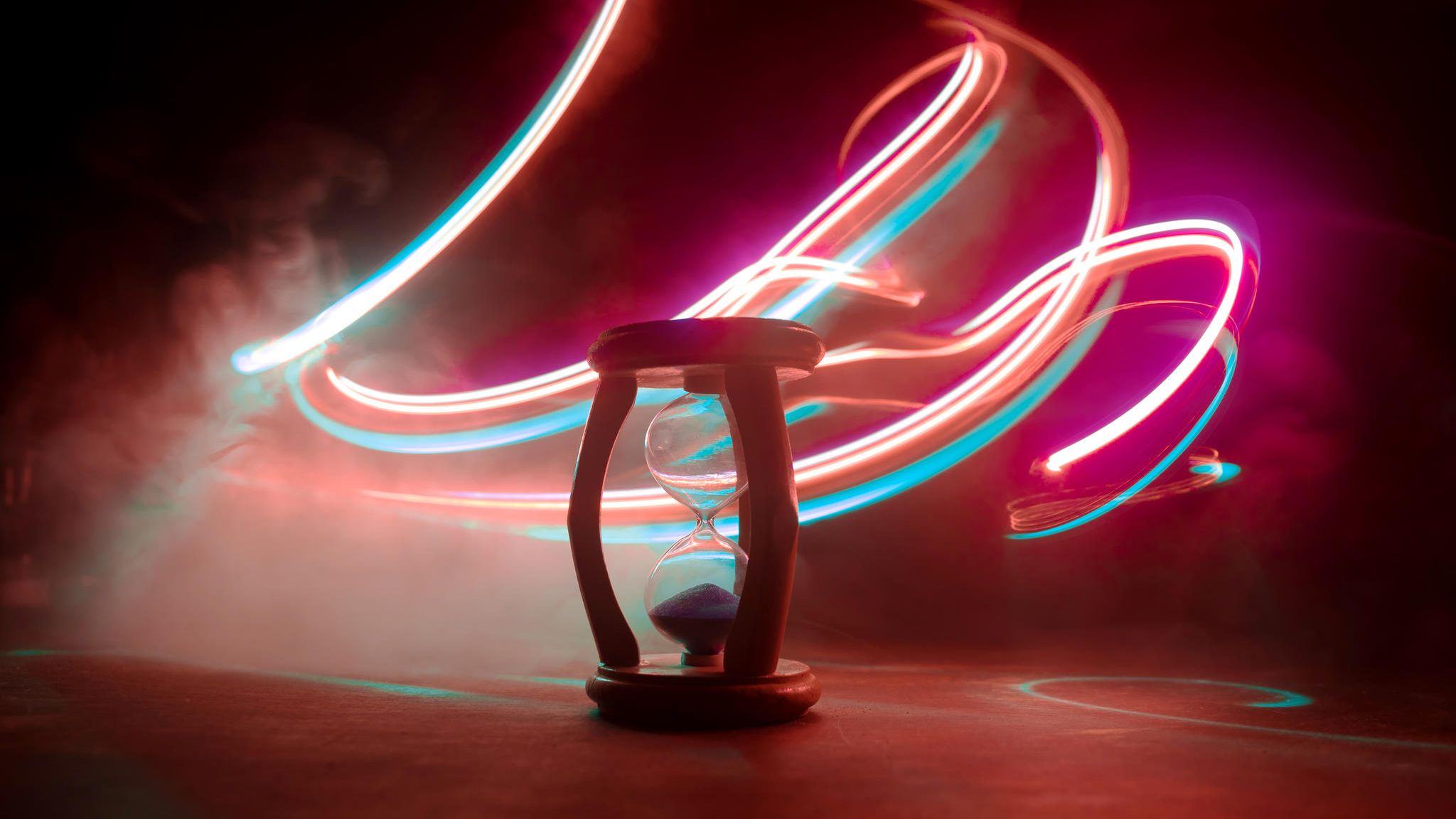 Was in Zeitkristallen passiert, lässt sich von außen mit bloßem Auge nicht erkennen. Erst spezielle Messungen enthüllen die immer wiederkehrende Schwingung, die im Inneren stattfindet und sich den bekannten Gesetzen von Zeit und Bewegung scheinbar widersetzt