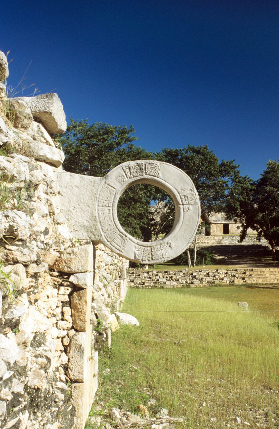Mexiko: der Ring auf dem Ballspielplatz in den Maya-Ruinen von Uxmal, rituelles Ballspiel der Maya Mexiko: der Ring auf dem Ballspielplatz in den Maya-Ruinen von Uxmal, rituelles Ballspiel der Maya