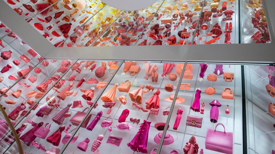 Mode in vielen Pinktönen hinter Glaswänden in der Dior-Galerie in Paris