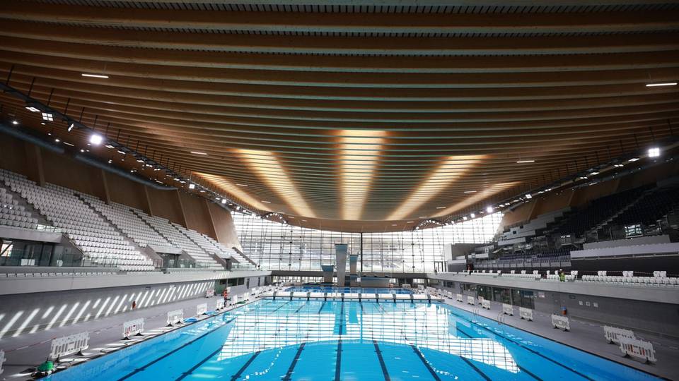 Schwimmbecken mit Tribünen im Aquatics Centre in Paris