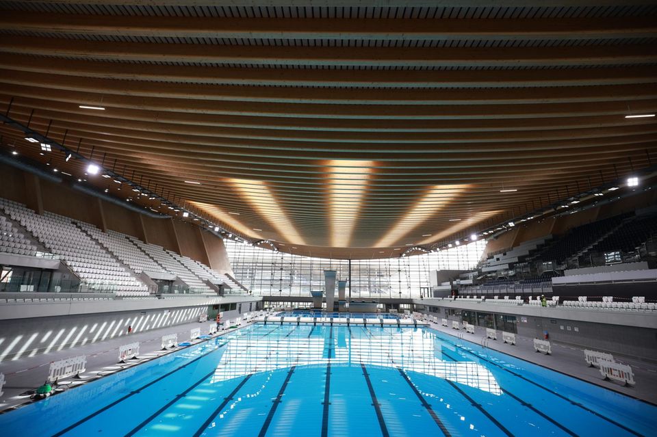 Schwimmbecken mit Tribünen im Aquatics Centre in Paris