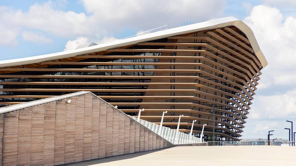 Das Aquatics Centre zeichnet sich durch technische Innovationen und moderne bauliche Maßnahmen aus – darunter das 89 Meter lange Holzdach sowie eine breite Fußgängerbrücke, die die Schwimmhalle mit dem berühmten Stade de France verbindet