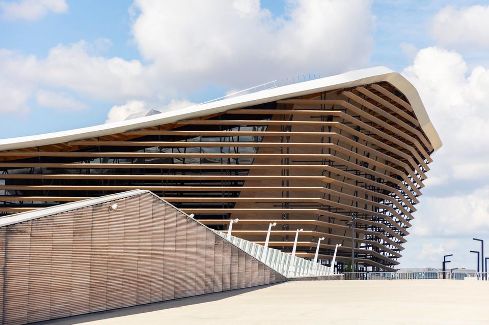 Das Aquatics Centre zeichnet sich durch technische Innovationen und moderne bauliche Maßnahmen aus – darunter das 89 Meter lange Holzdach sowie eine breite Fußgängerbrücke, die die Schwimmhalle mit dem berühmten Stade de France verbindet