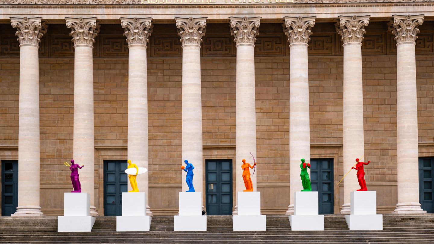 Statuen mit Sportgeräten stehen vor dem Palais Bourbon