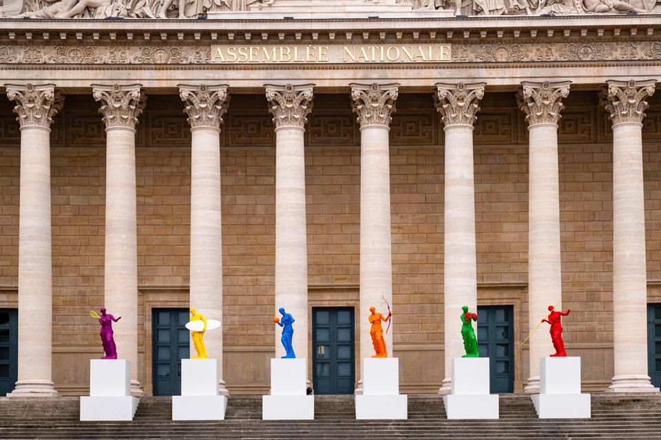 Statuen mit Sportgeräten stehen vor dem Palais Bourbon  1.5468