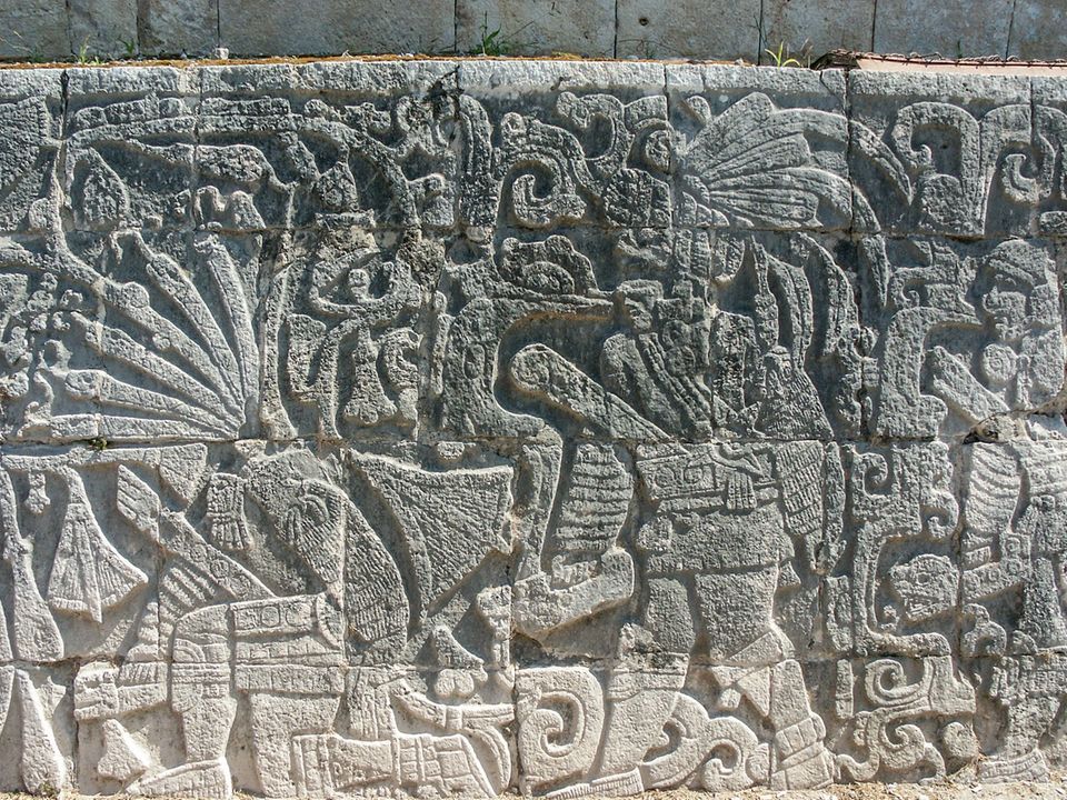 Relief einer Köpfungsszene am Ballspielplatz von Chicken Itza Relief einer Köpfungsszene am Ballspielplatz von Chicken Itza