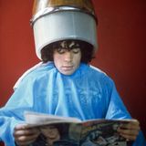 Diego Maradona sitzt beim Friseur, auf dem Kopf eine Trockenhaube