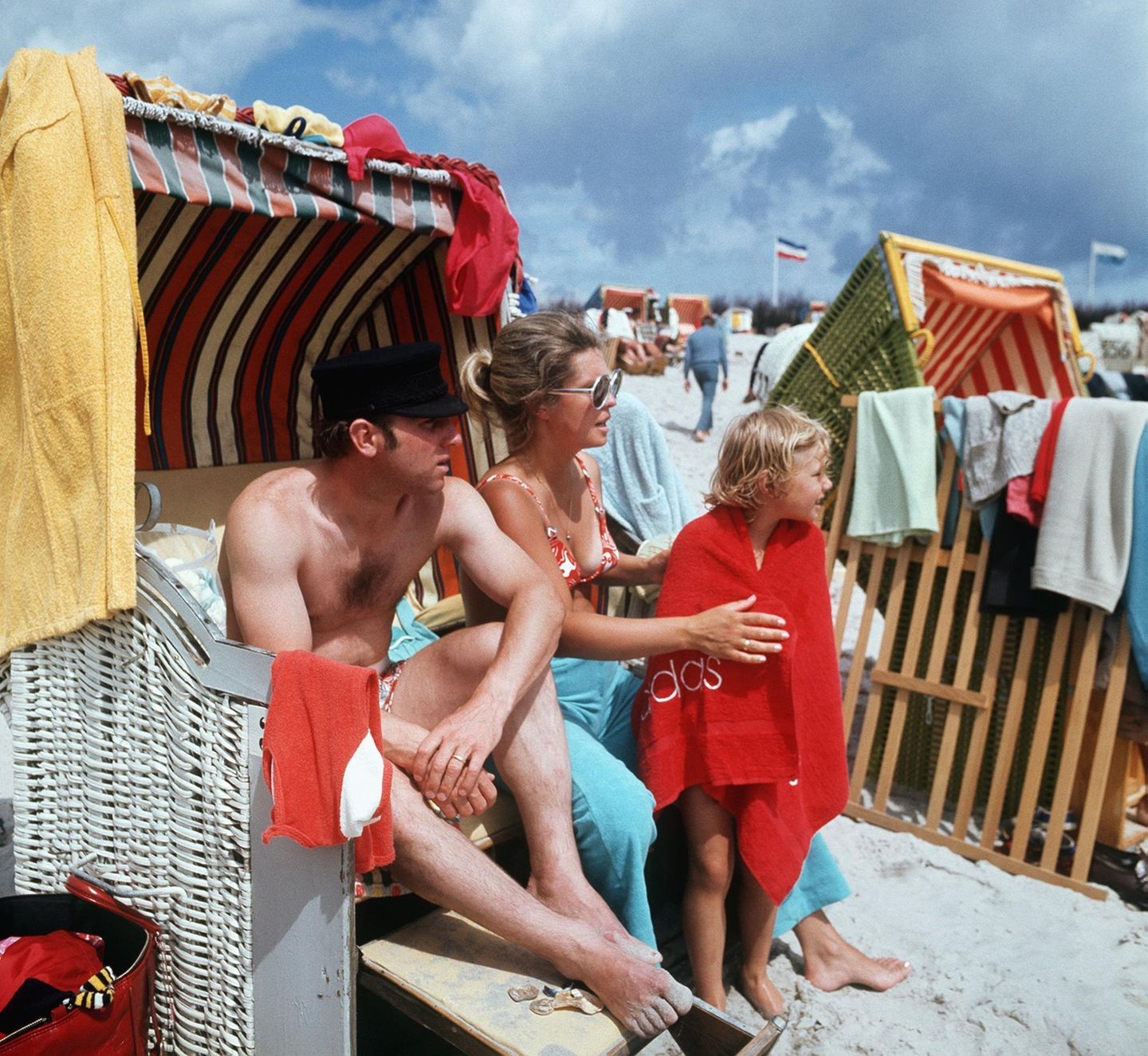 Uwe Seeler: Der Solide Uwe Seeler sitzt in einem Strandkorb, neben ihm seine Frau, die die Tochter abtrocknet