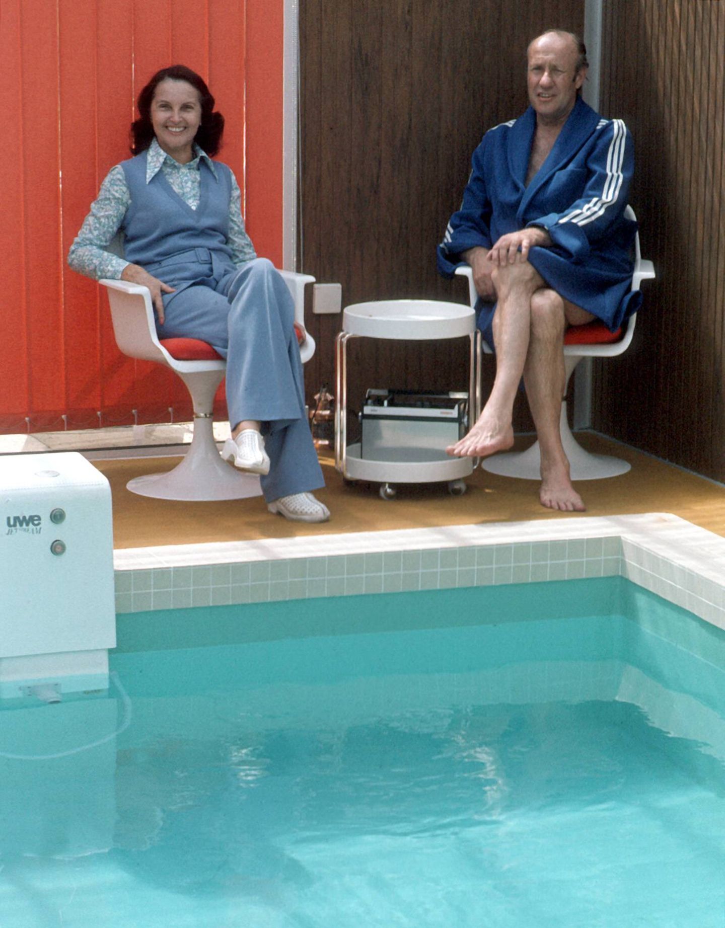 Helmut Schön und seine Frau Anneliese sitzen am Rande eines Pools