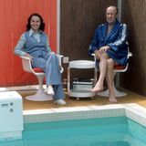 Helmut Schön und seine Frau Anneliese sitzen am Rande eines Pools