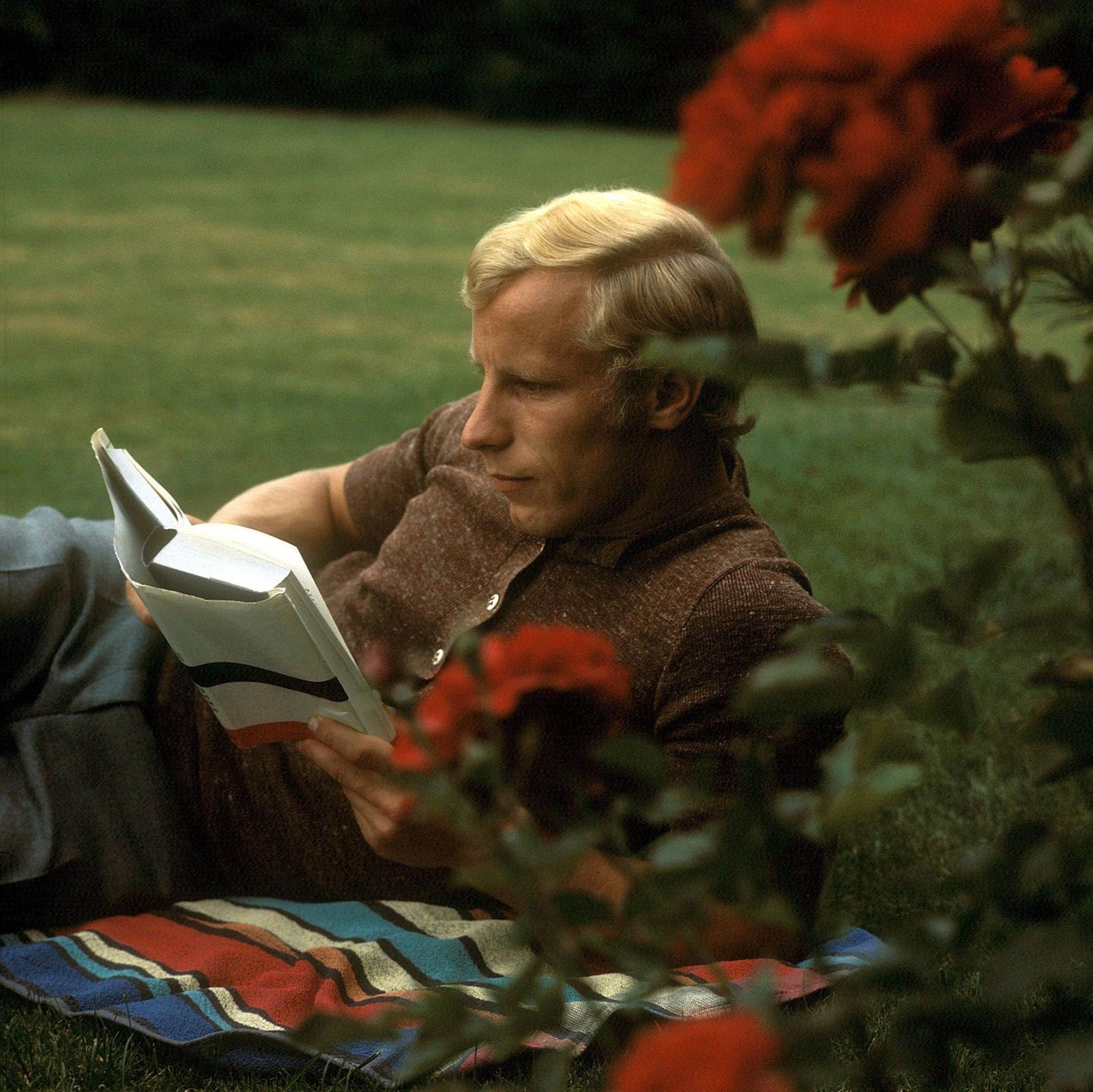 Berti Vogts: Der Bescheidene Berti Vogts liegt lesend auf dem Rasen