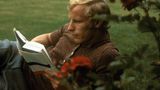 Berti Vogts liegt lesend auf dem Rasen