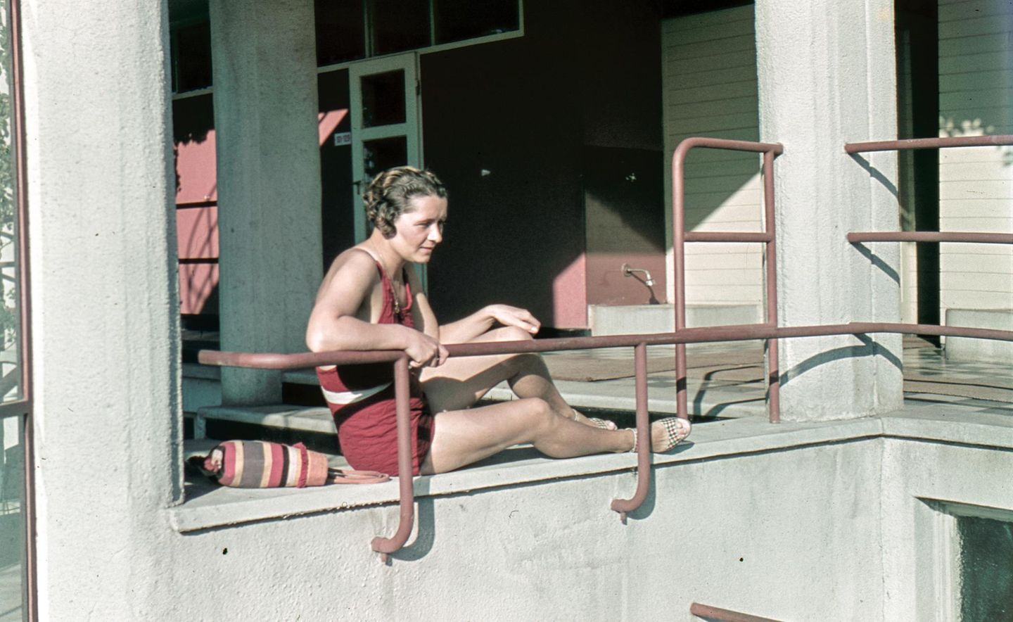 Einf Frau genießt im Badeanzug die Sonne, Ungarn 1939