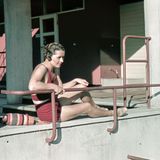 Einf Frau genießt im Badeanzug die Sonne, Ungarn 1939