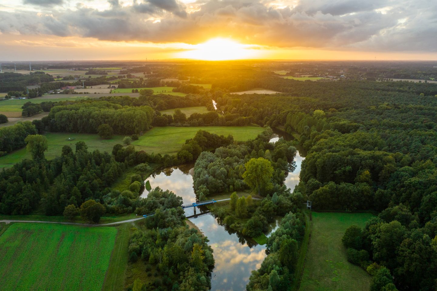 Werseradweg: Alles am Fluss, fast bis zur Nordsee Luftaufnahme vom Zusammenfluss von Ems und Werse, Sonnenuntergang