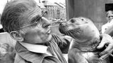 George Swallow mit den Seehund Hoover auf dem Arm