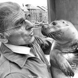 George Swallow mit den Seehund Hoover auf dem Arm