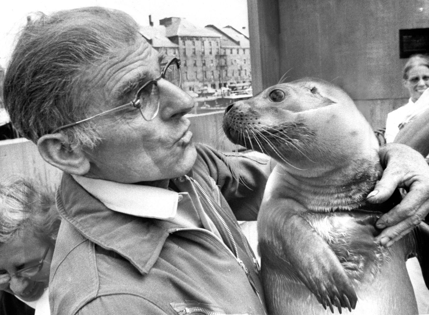 Der Pool-Plauderer: Hoover, der sprechende Seehund George Swallow mit den Seehund Hoover auf dem Arm