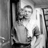 Die Katze Mrs. Chippy auf der Schulter eines Matrosen auf der "Endurance"