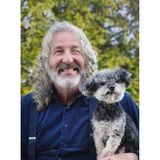 Wenn Hund und Herrchen sich ähneln: Der kleine Hund mit dem stolzen Namen "Ludo von Lickenface" wirft sich neben Besitzer David in Pose.