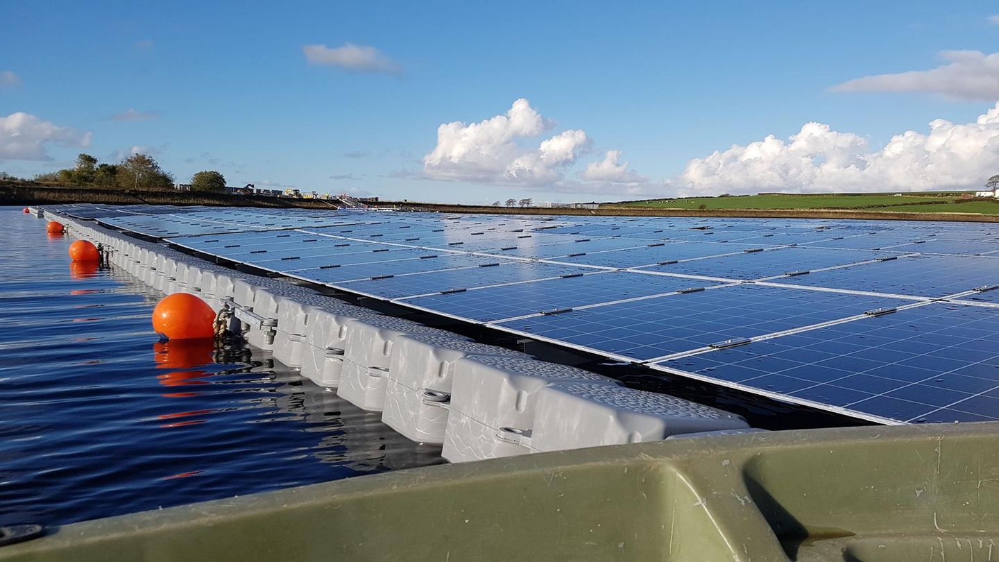 Photovoltaikanlage auf dem Langthwaite Reservoir